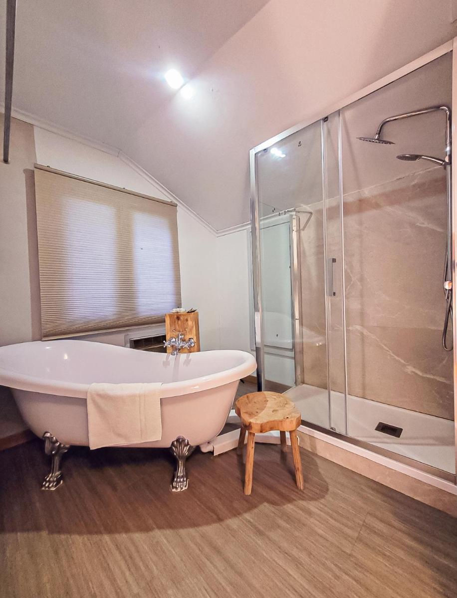 Un baño de Hotel Hita "Nature Experience" for all