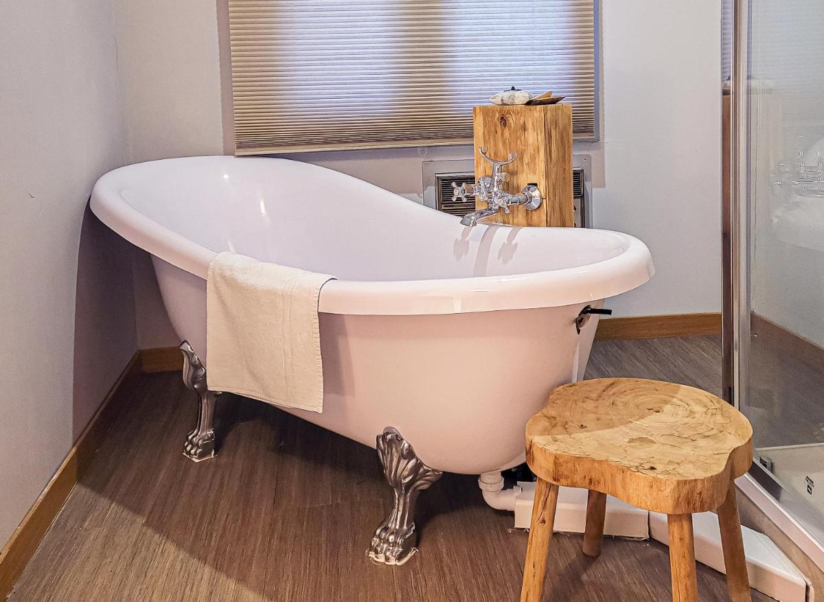 Un baño de Hotel Hita "Nature Experience" for all
