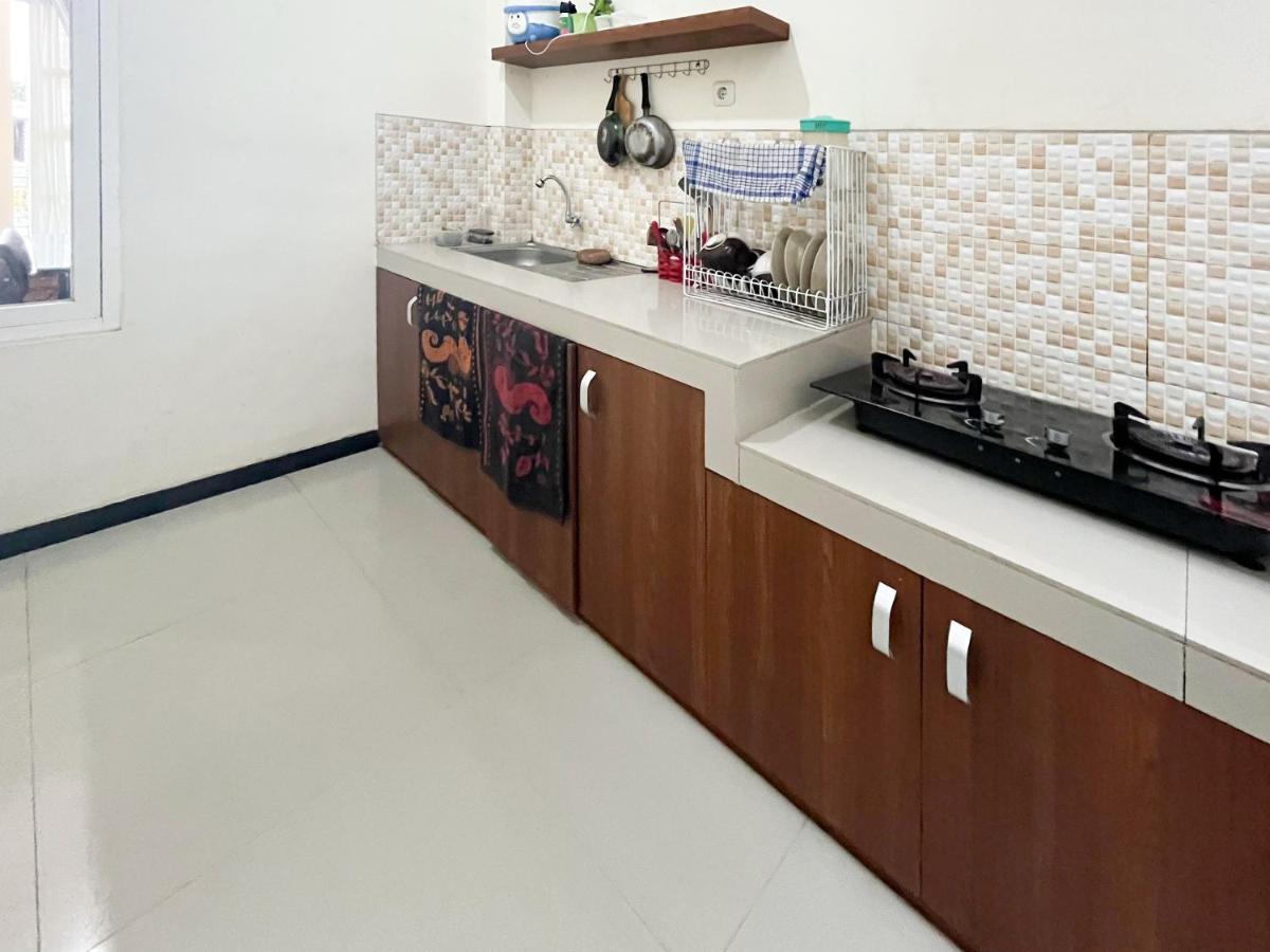 RedDoorz Syariah Nanna Homestay Near Dino Park - Housity