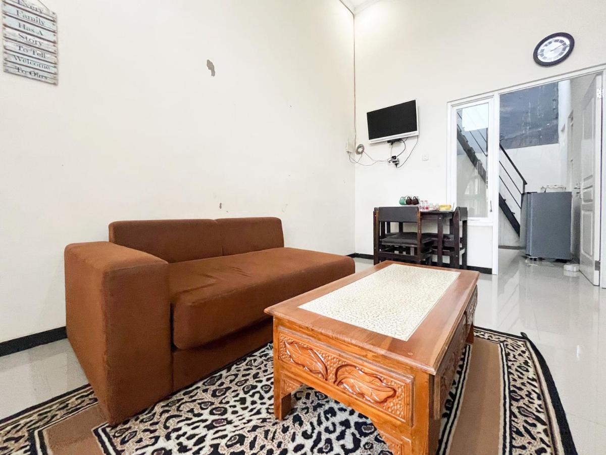 RedDoorz Syariah Nanna Homestay Near Dino Park - Housity