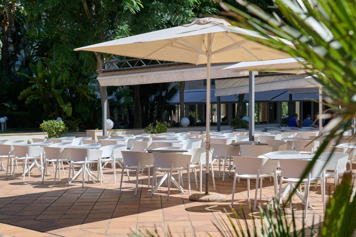 Un restaurante o sitio para comer en Grupotel Orient