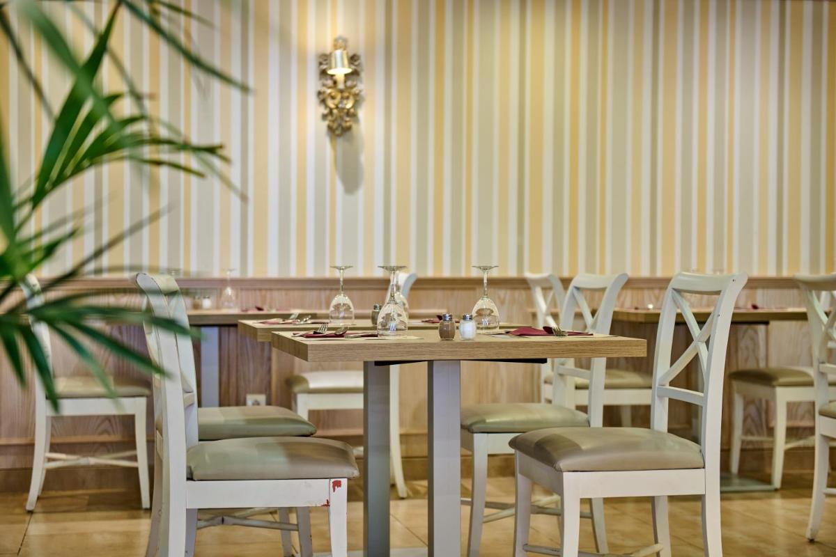 Un restaurante o sitio para comer en Grupotel Orient