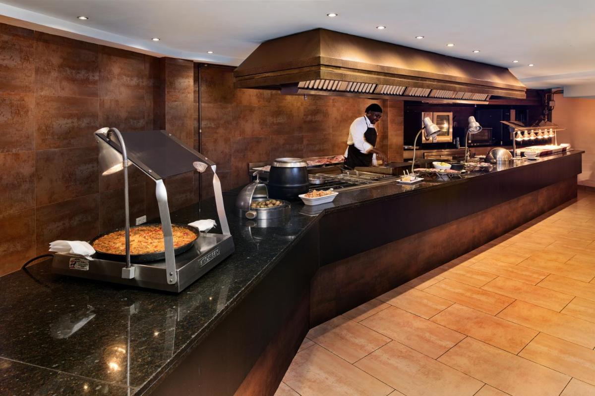 Una cocina o zona de cocina en Grupotel Orient