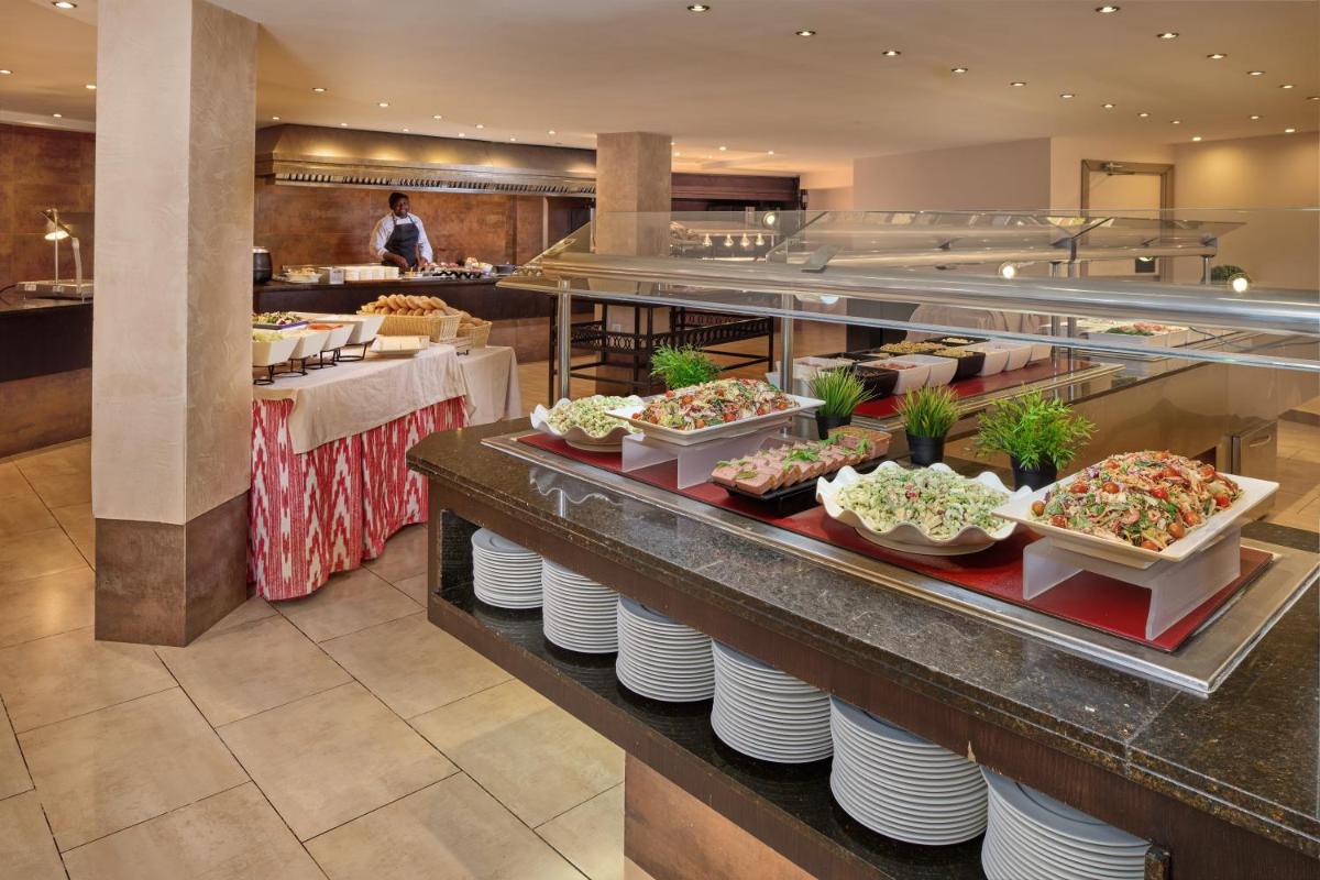 Comida en o cerca de este hotel