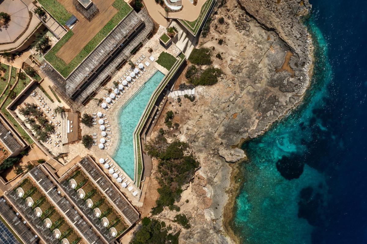 una vista aérea de un resort en la playa en Six Senses Ibiza, en Portinatx