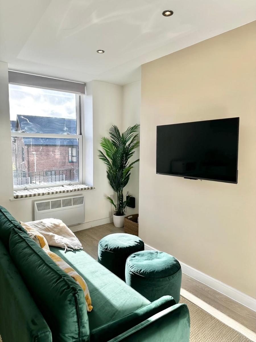 2BR City Flat By Ankers Flexible Renting Stockport Ideal for Business & Leisure - Housity