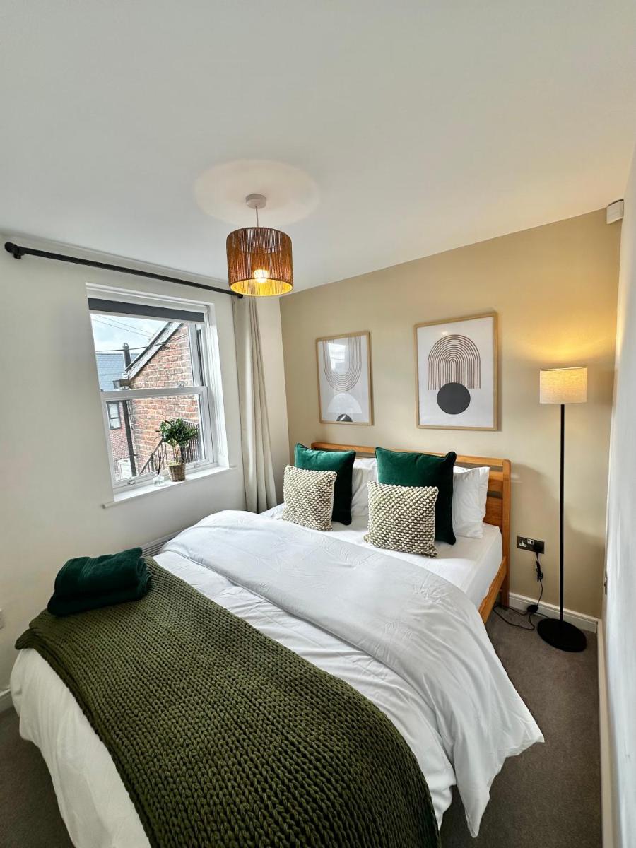 2BR City Flat By Ankers Flexible Renting Stockport Ideal for Business & Leisure - Housity