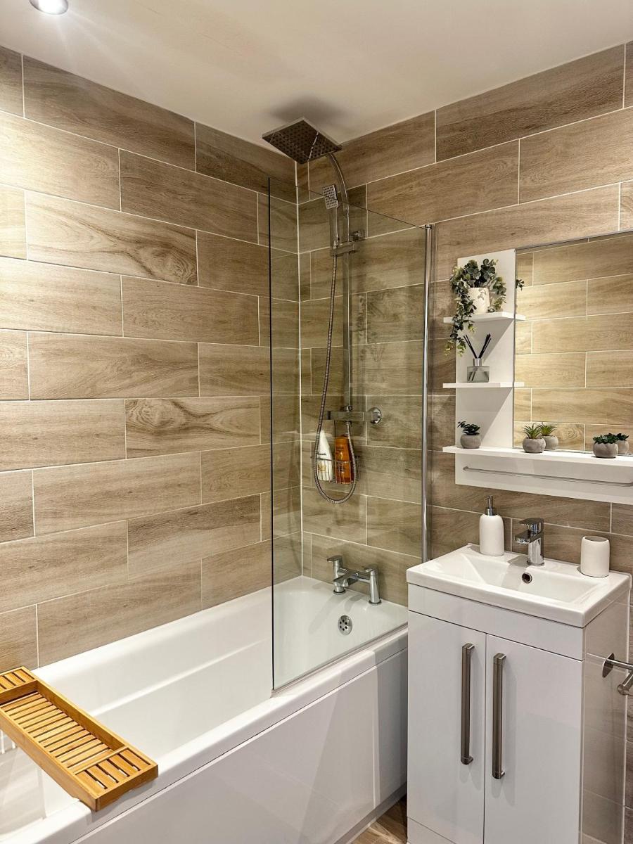 2BR City Flat By Ankers Flexible Renting Stockport Ideal for Business & Leisure - Housity