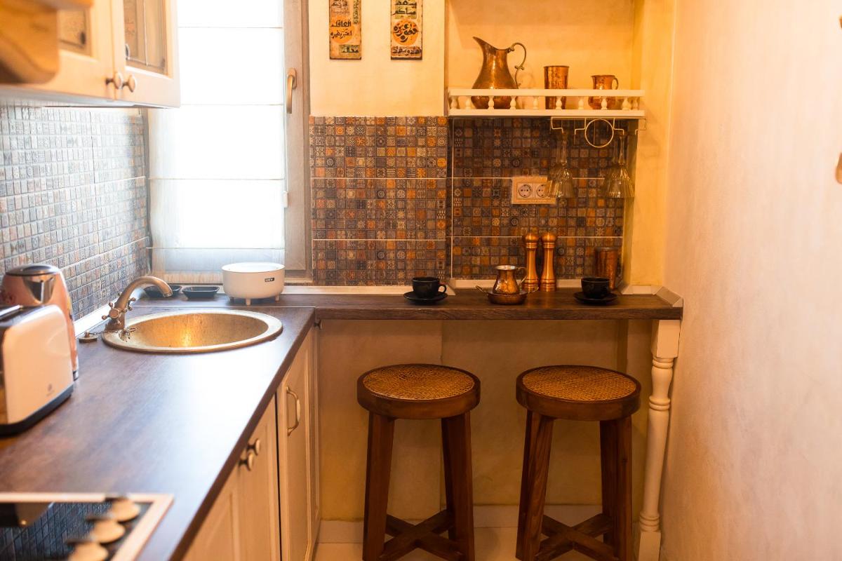 Hidden Gem Antique Apt with Stunning City Views - Housity