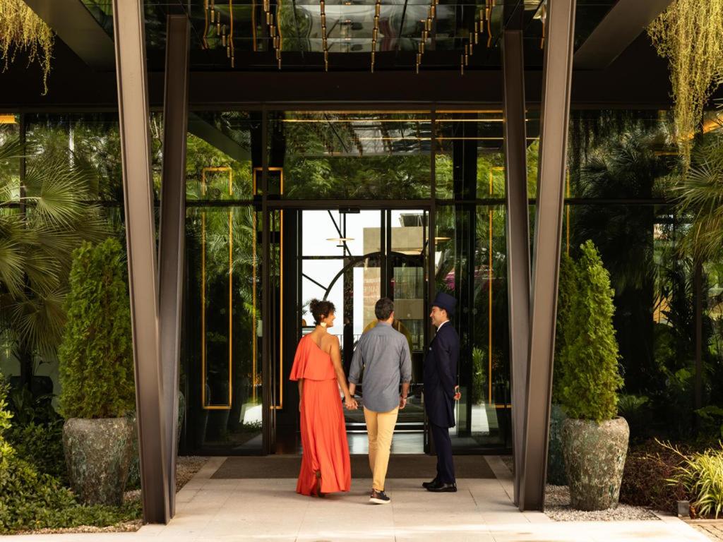 um grupo de pessoas do lado de fora de um edifício em The Reserve - within Savoy Palace - The Leading Hotels of the World no Funchal mais 90 fotografias