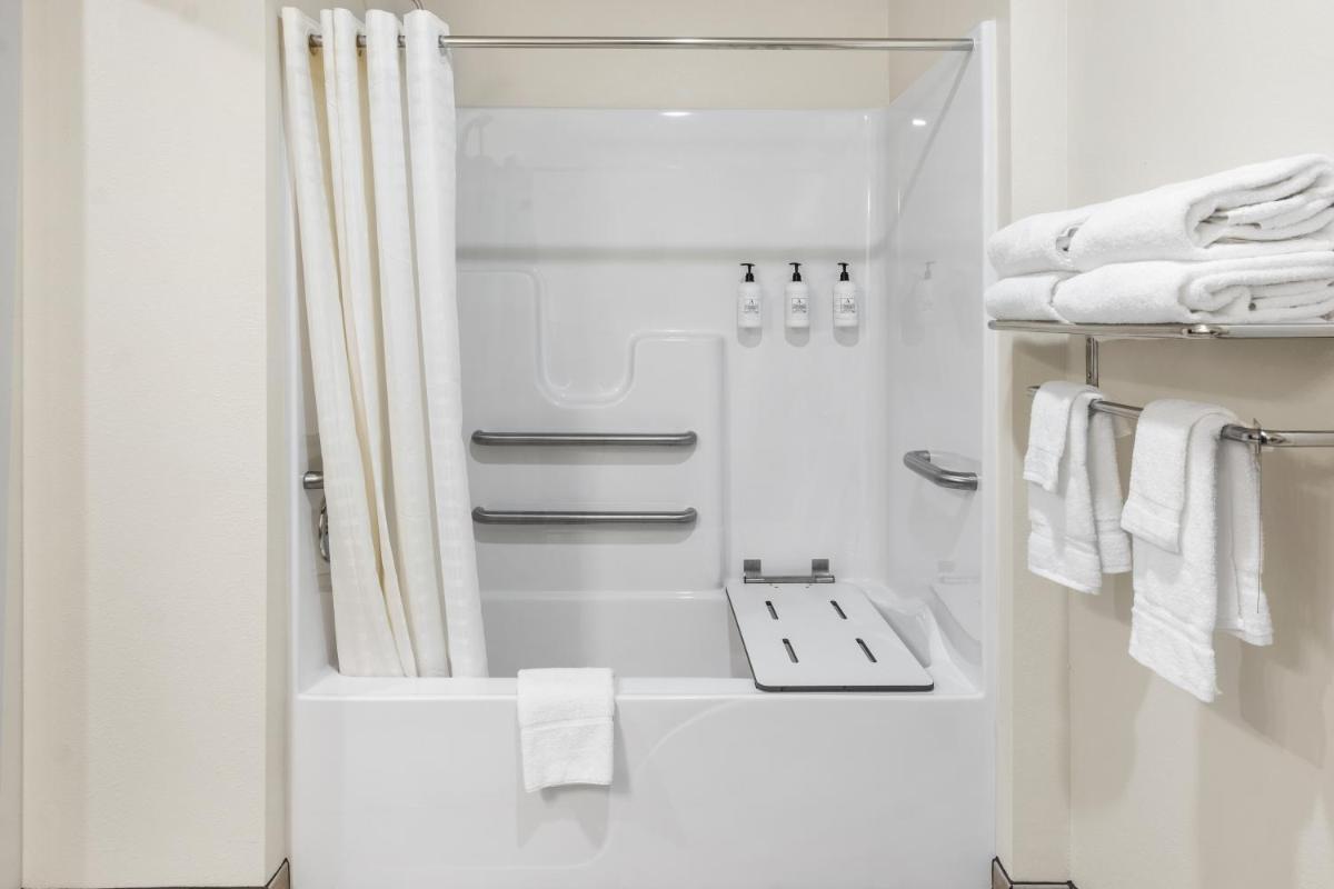 Cobblestone Hotel & Suites Denmark - Green Bay - Hizvo
