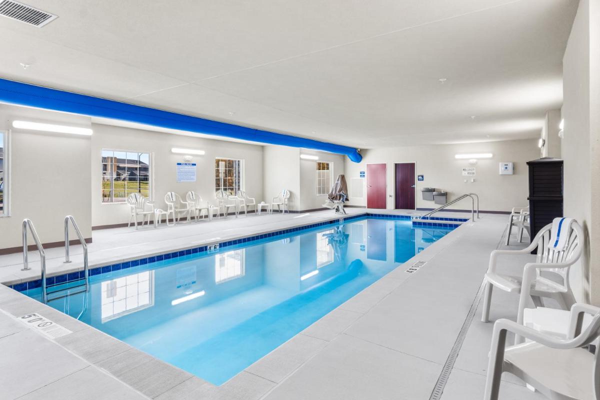 Cobblestone Hotel & Suites Denmark - Green Bay - Hizvo