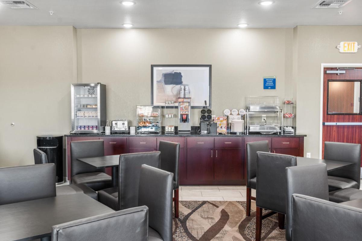 Cobblestone Hotel & Suites Denmark - Green Bay - Hizvo