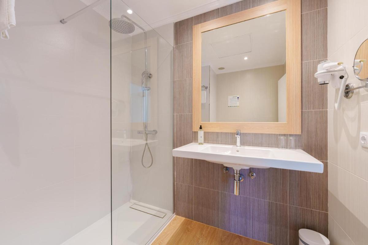 Un baño de Ferrer Concord Hotel & Spa
