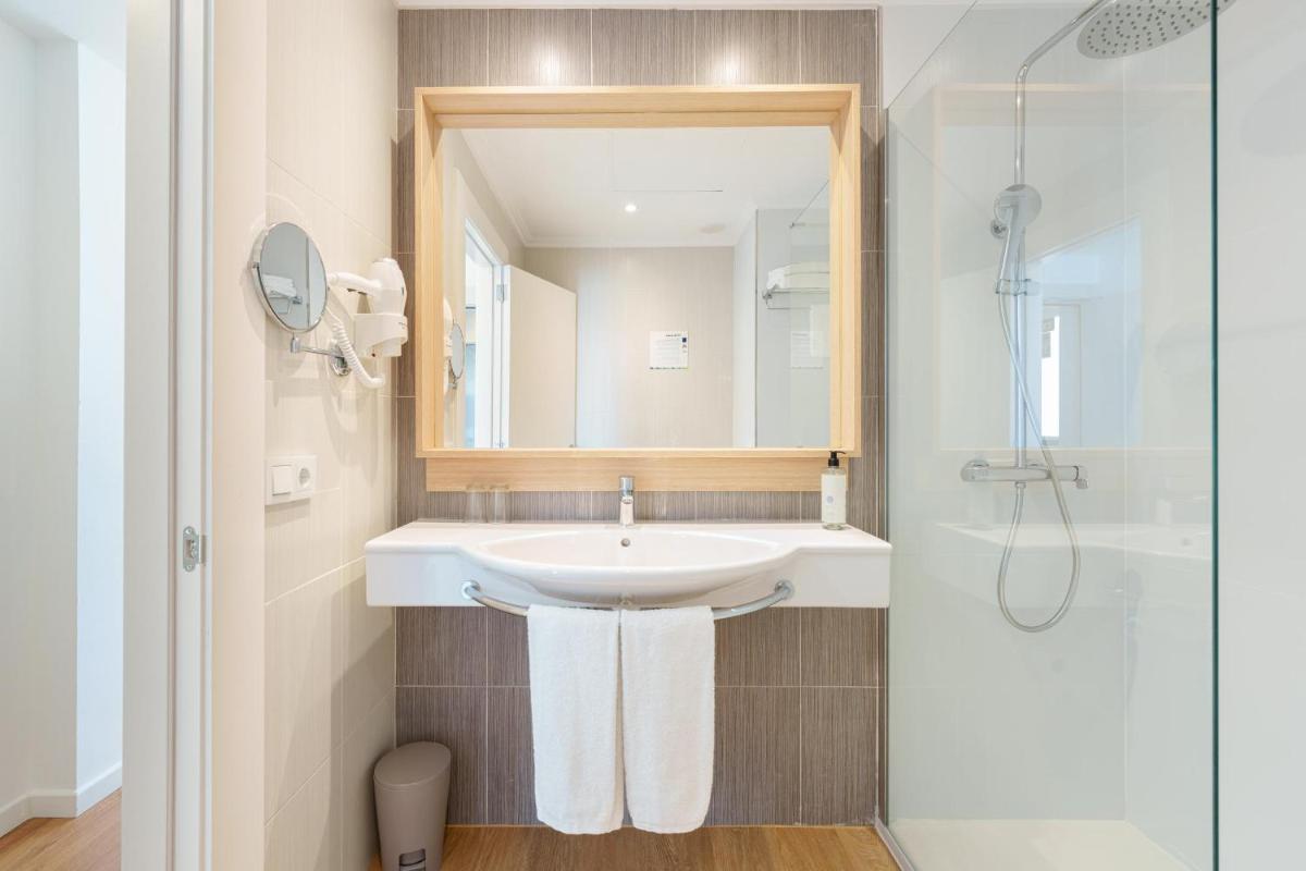 Un baño de Ferrer Concord Hotel & Spa
