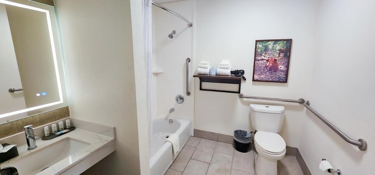 La Quinta by Wyndham Dallas Mesquite - Housity