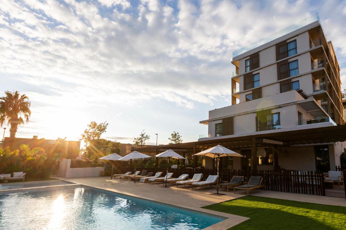 un hotel con piscina frente a un edificio en Albades Hotel & Spa - Adults Only - 4 Star Superior, en Benicàssim