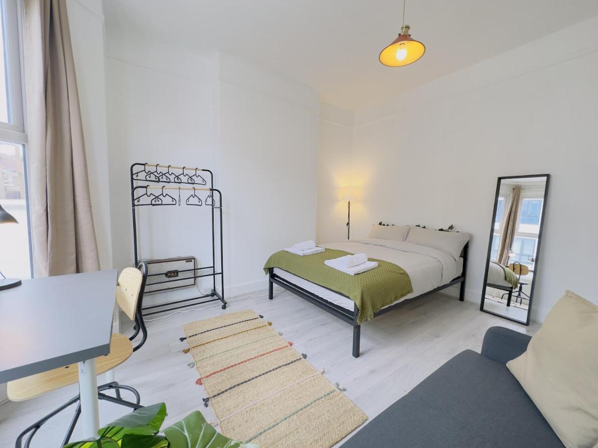 Leyton House - SleepyLodge - Housity