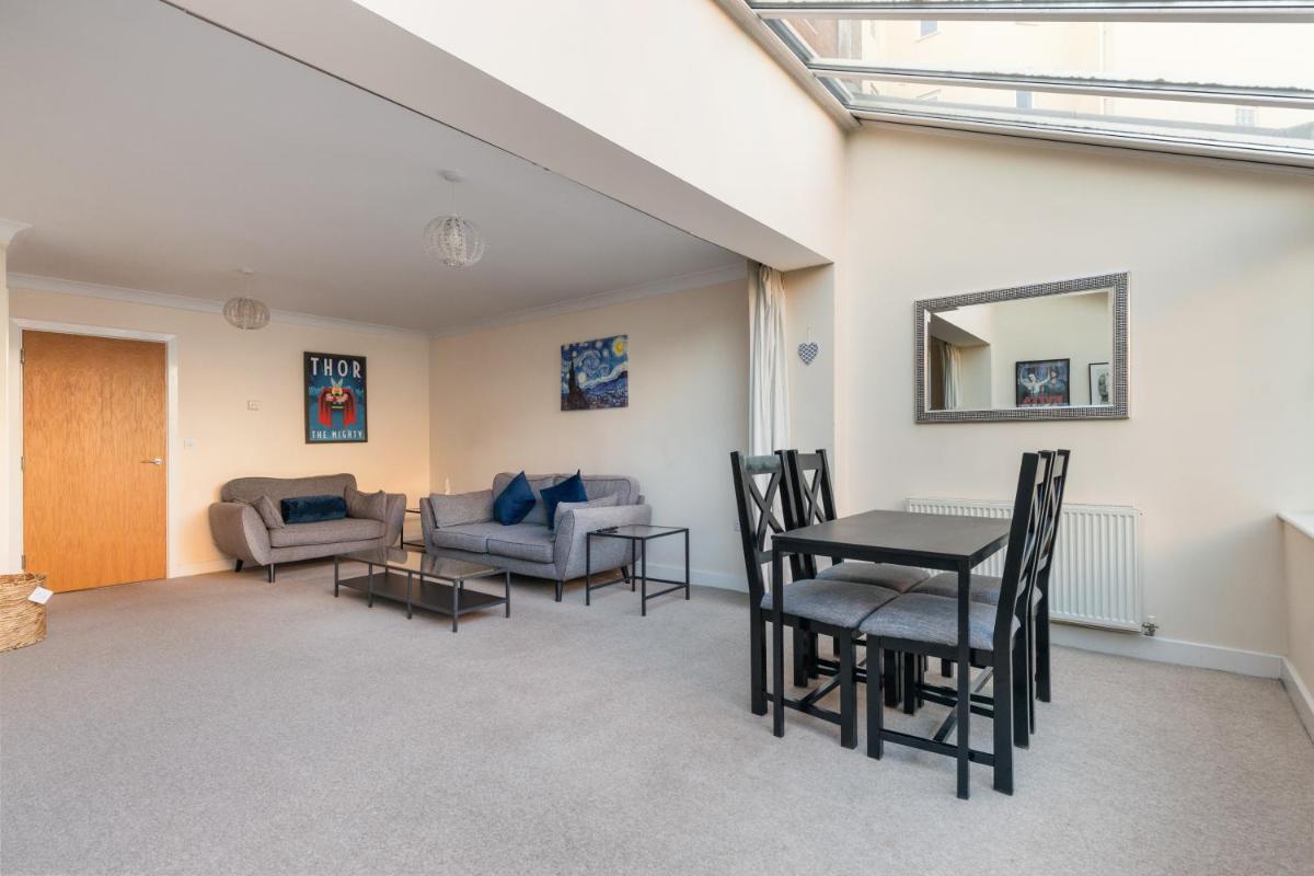 4Bed House Redhill Train Station - Housity