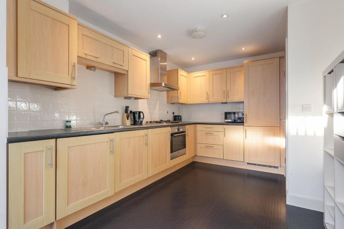4Bed House Redhill Train Station - Housity