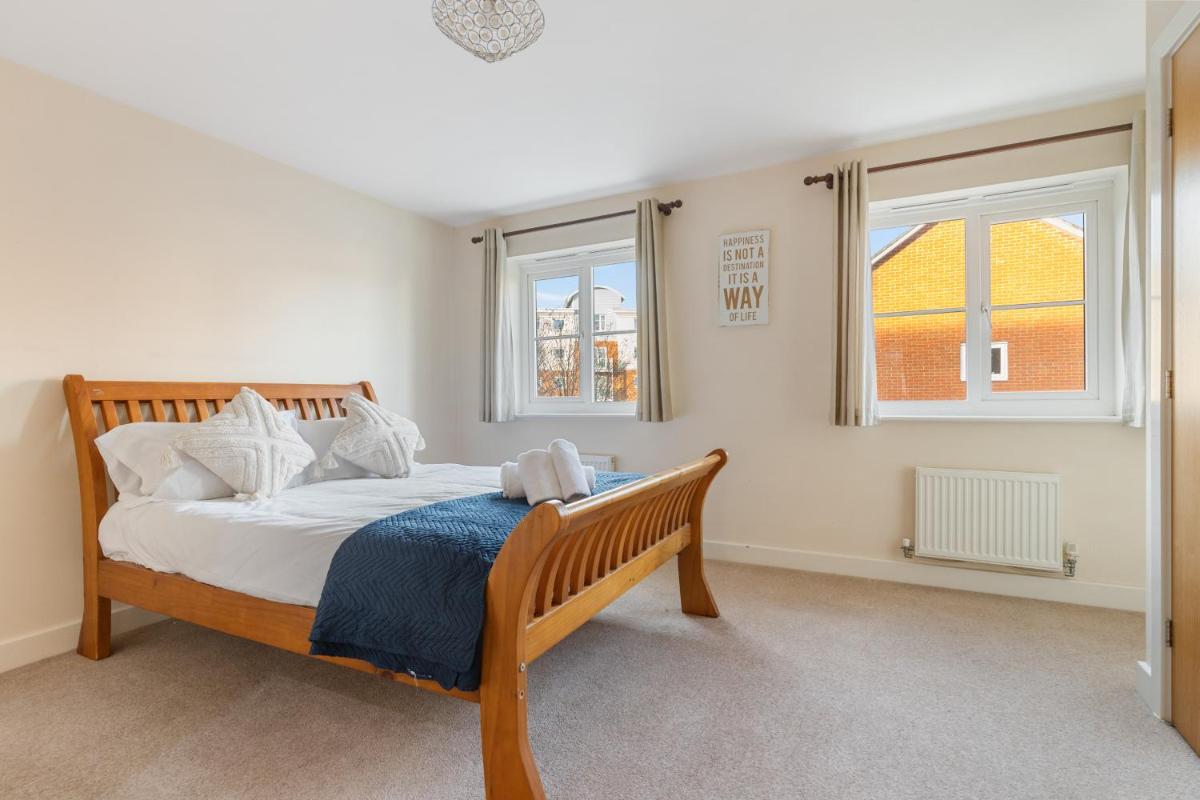 4Bed House Redhill Train Station - Housity