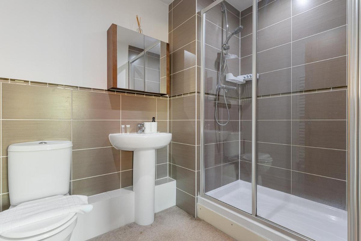 4Bed House Redhill Train Station - Housity