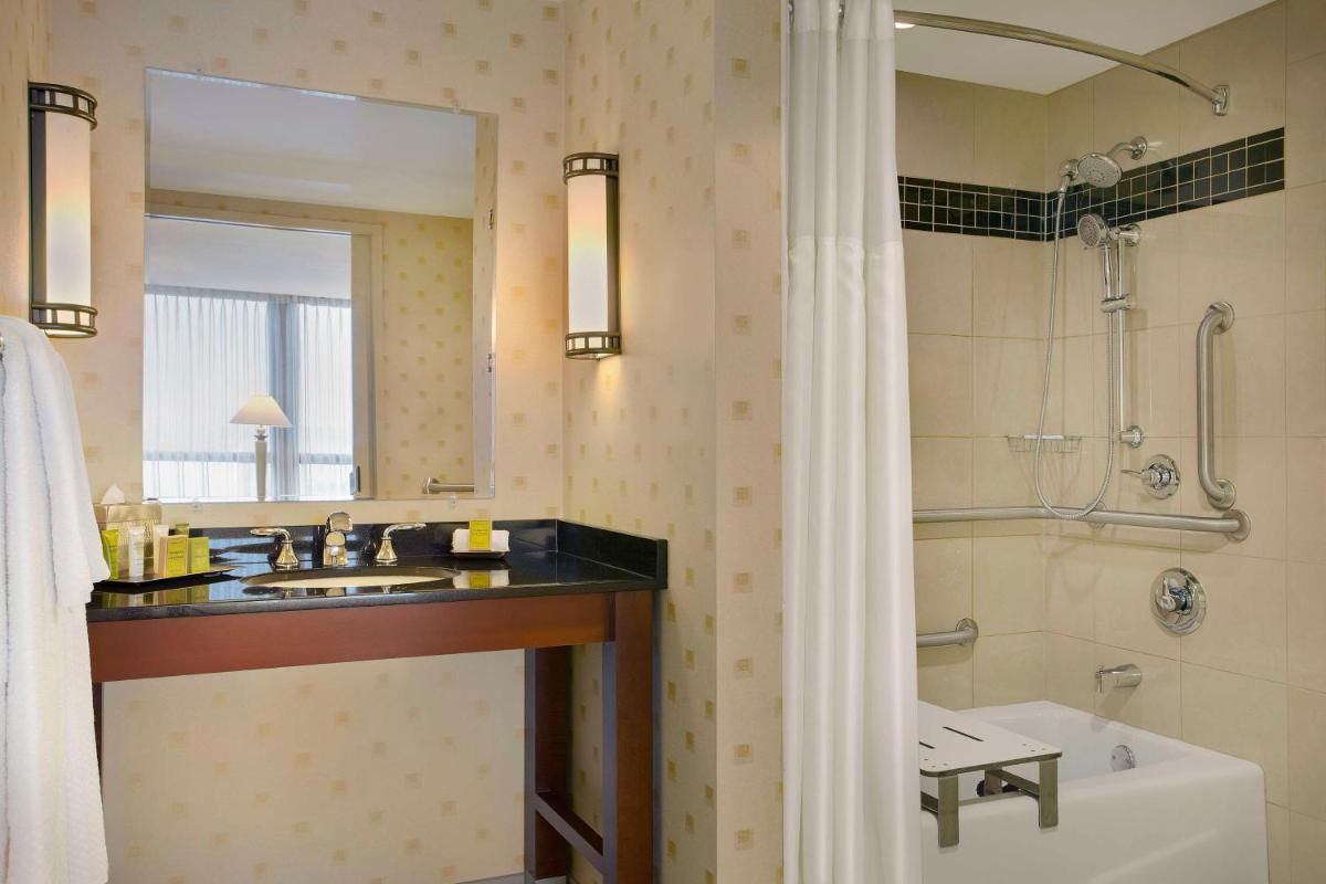 Hilton Chicago O'Hare Airport - Housity