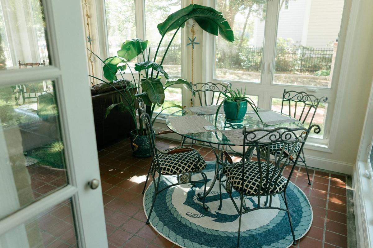 The Carriage House Inn Bed and Breakfast - Housity
