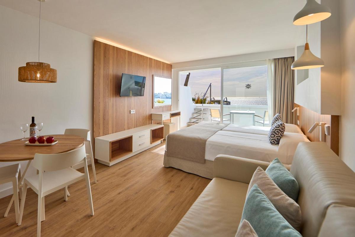 Una televisión o centro de entretenimiento en Aparthotel Ponent Mar