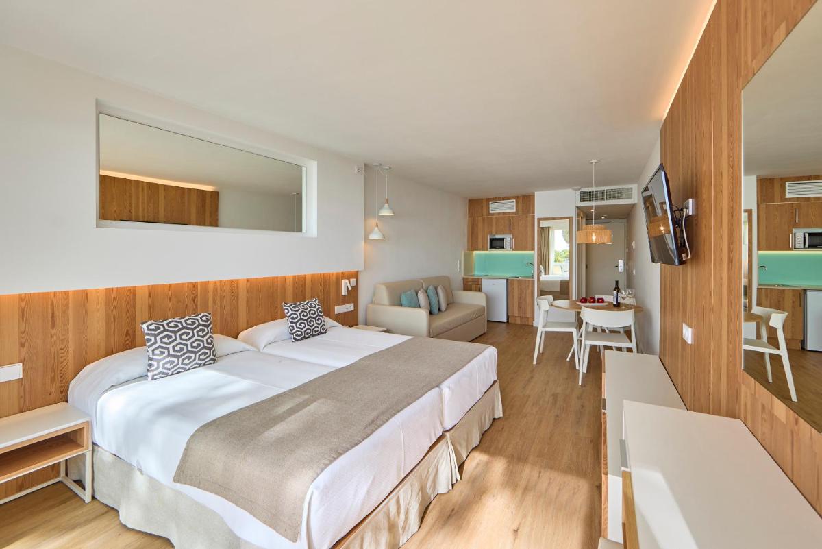 Cama o camas de una habitación en Aparthotel Ponent Mar
