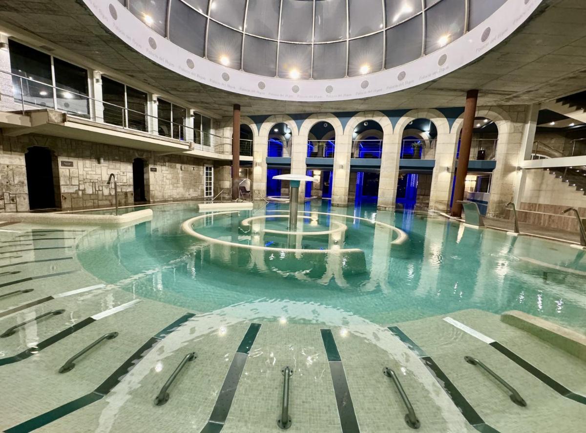 una piscina en un edificio con techo abovedado en Balneario de Mondariz, en Mondariz-Balneario