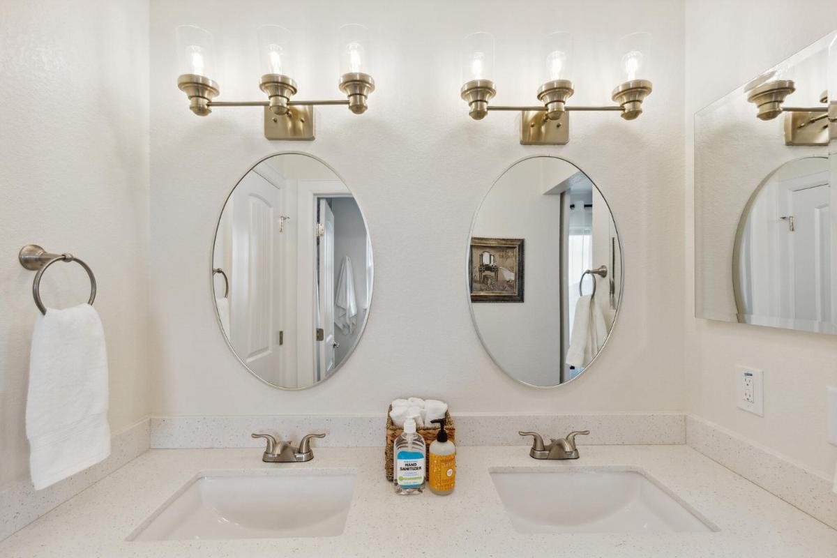 Cozy 3 Bedroom Family Beach Home in Galveston - Housity