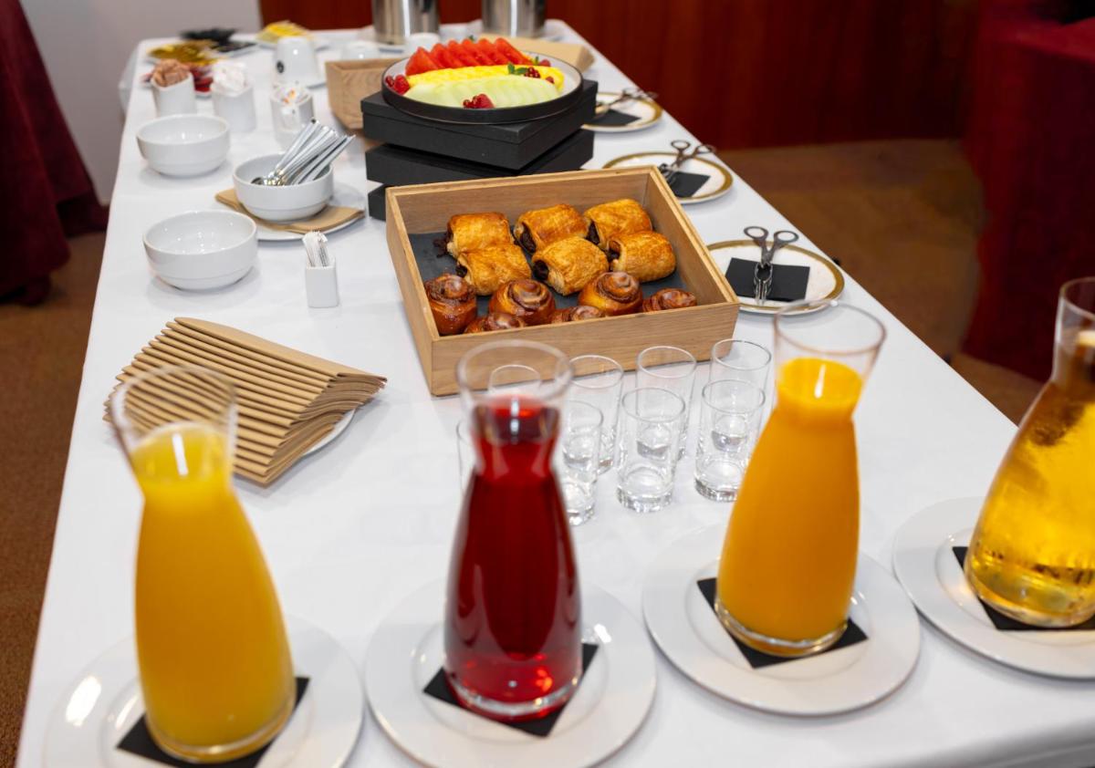 Comida en o cerca de este hotel