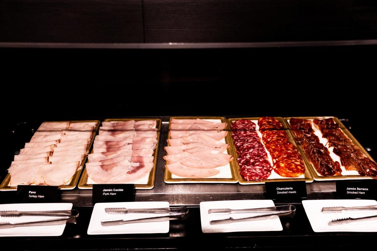 Comida en o cerca de este hotel