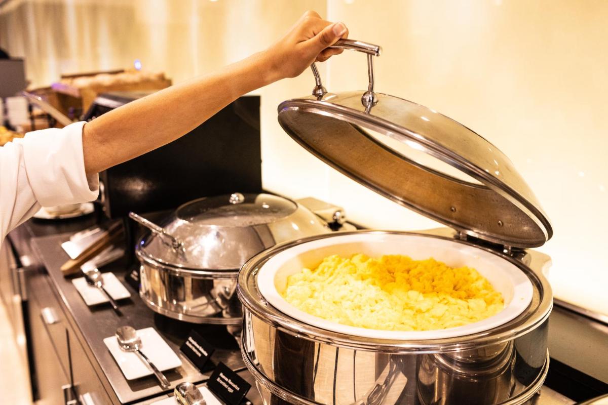 Comida en o cerca de este hotel