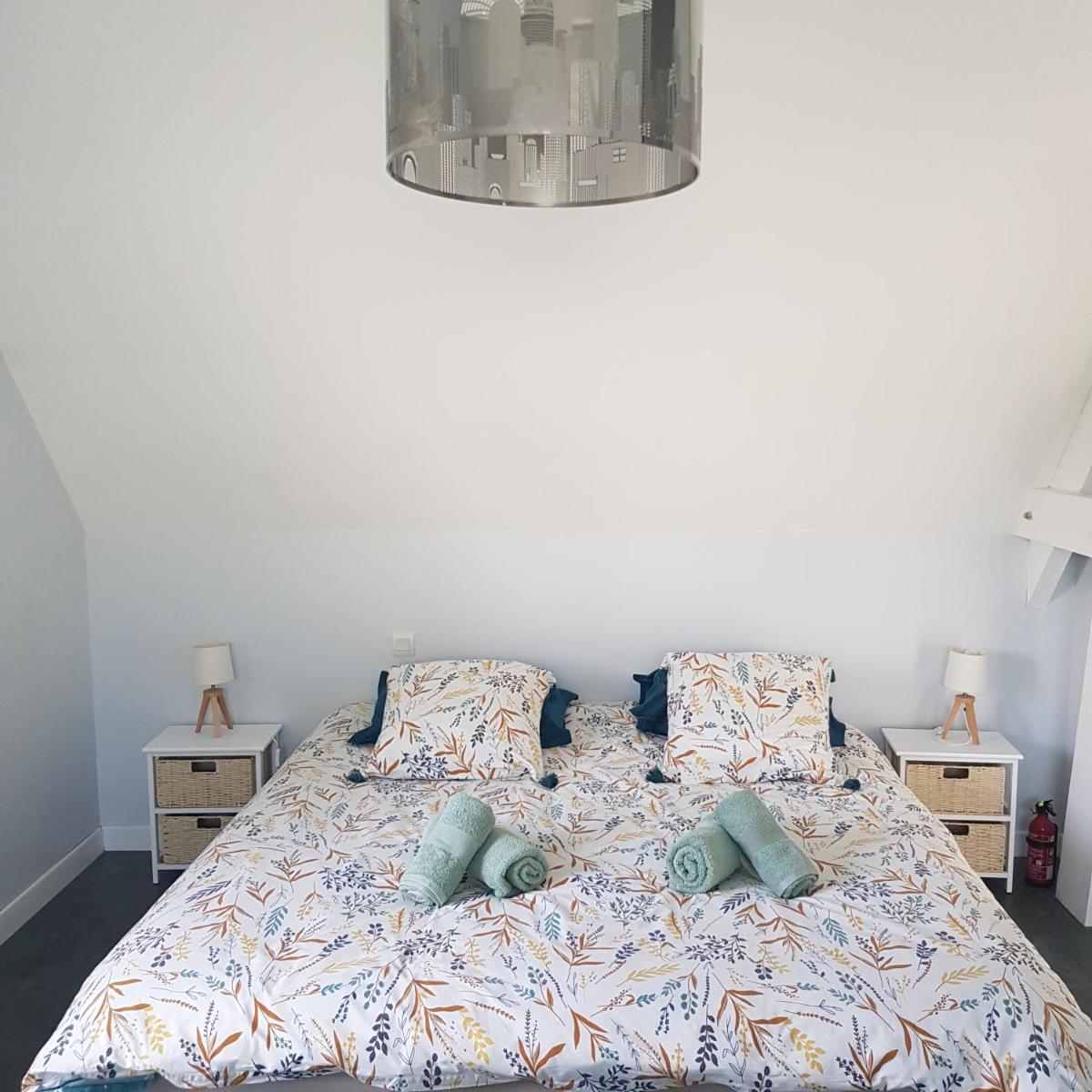 Grande Chambre entre caen et la mer chambre terrasse jardin et piscine - Housity