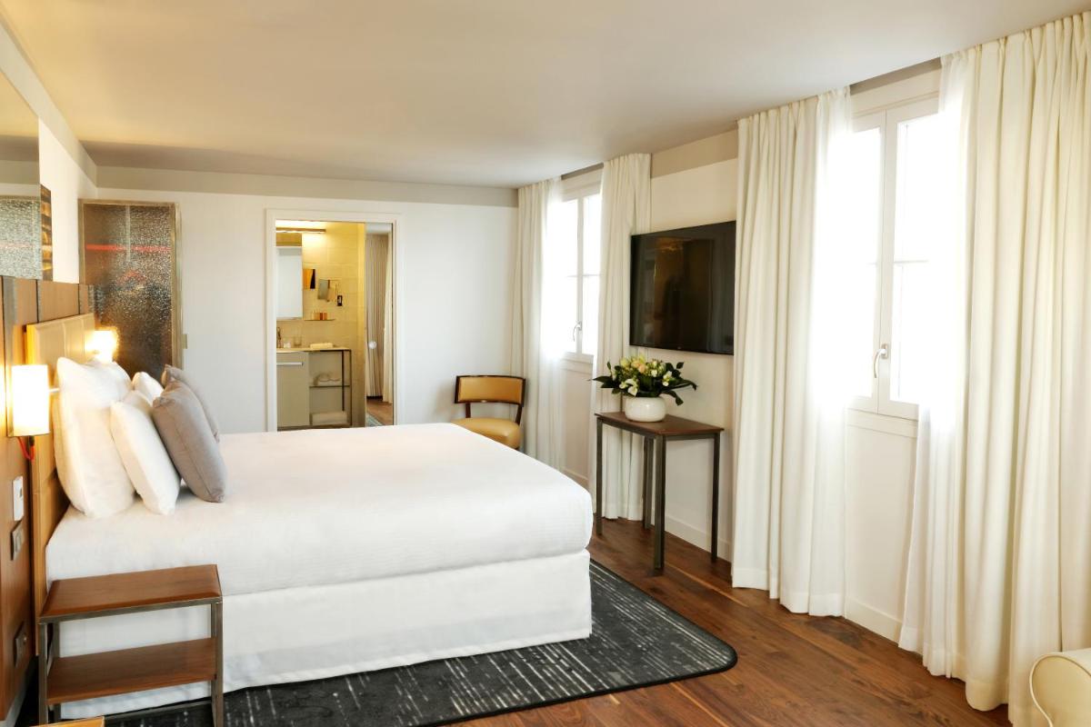Télévision ou salle de divertissement dans l'établissement Boutet Bastille Hotel Paris - MGallery Collection