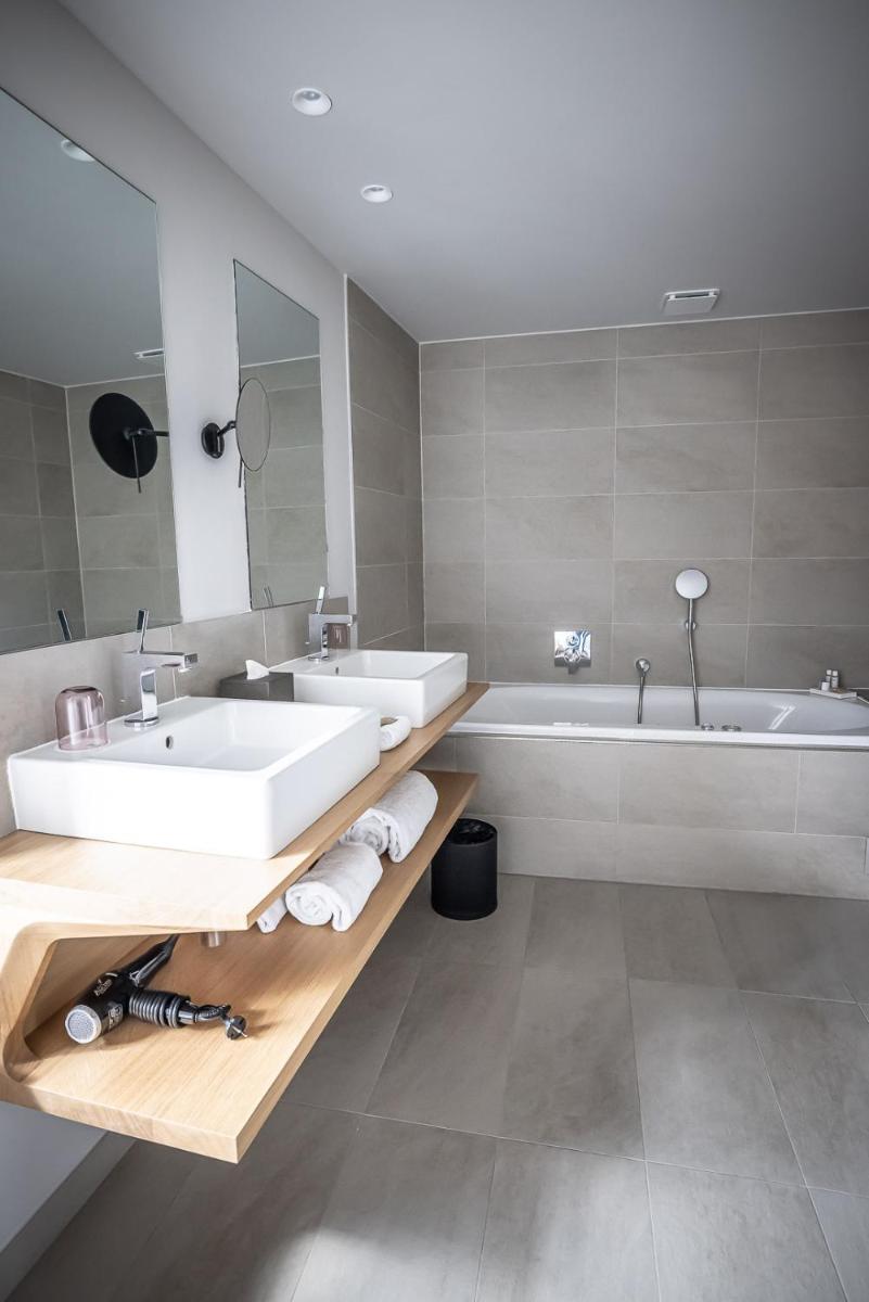Salle de bains dans l'établissement Relais et Châteaux Le Chambard