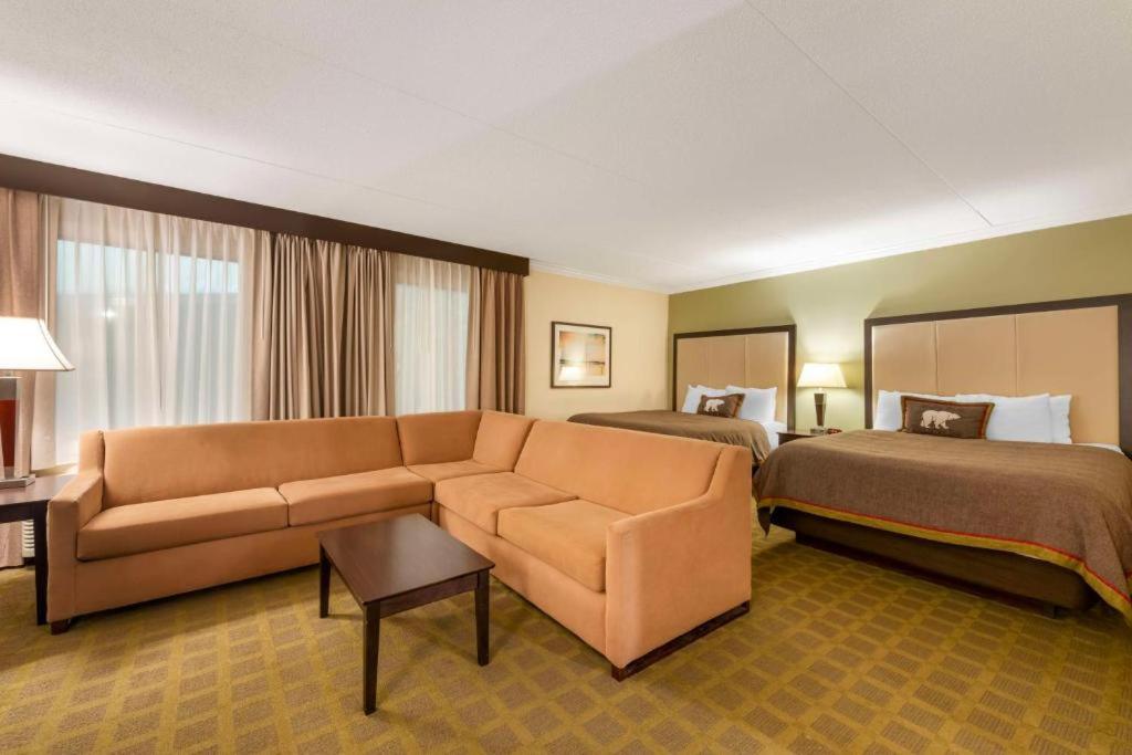 Best Western Plus White Bear Country Inn - Housity