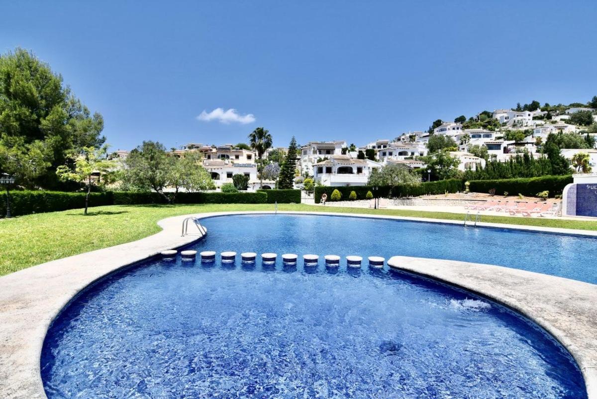 Stunning mountain views! Private Villa with fabulous communal pool! - Housity