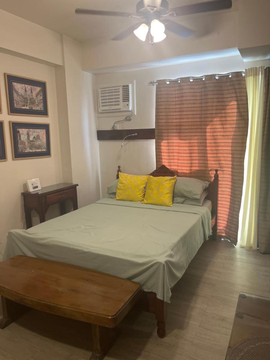 Vinatge Modern Studio Condo Unit w/ Balcony - Housity