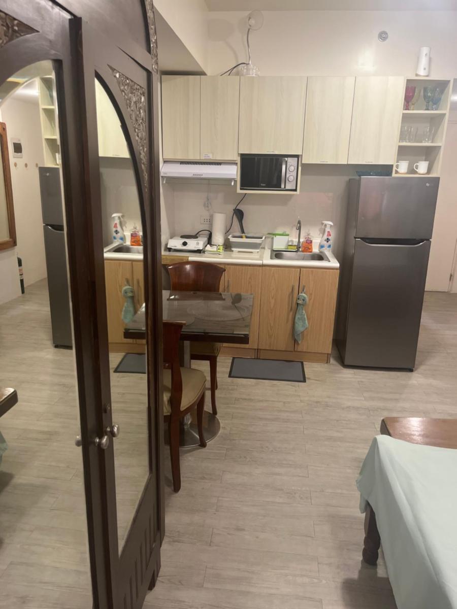 Vinatge Modern Studio Condo Unit w/ Balcony - Housity