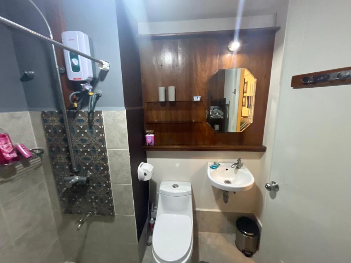 Vinatge Modern Studio Condo Unit w/ Balcony - Housity