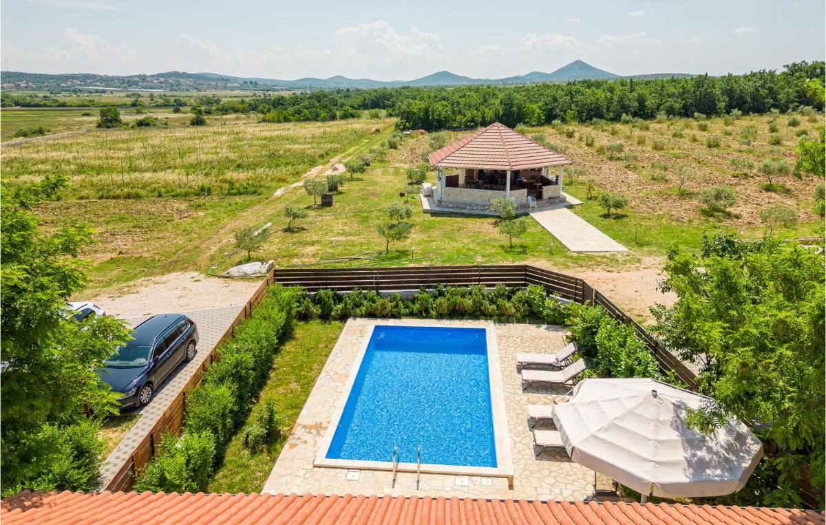 Two-Bedroom Holiday Home In Lisane Tinjske - Housity