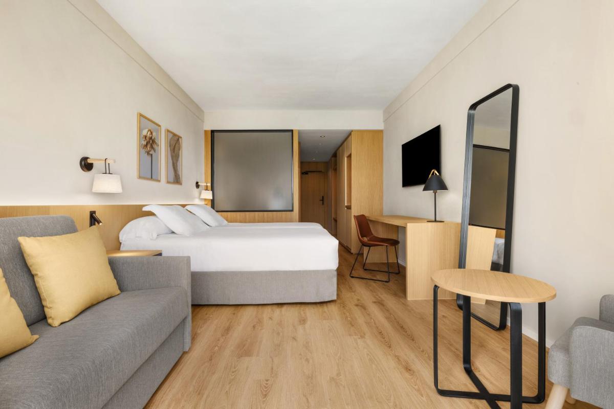 Una televisión o centro de entretenimiento en Protur Sa Coma Playa Hotel & Spa
