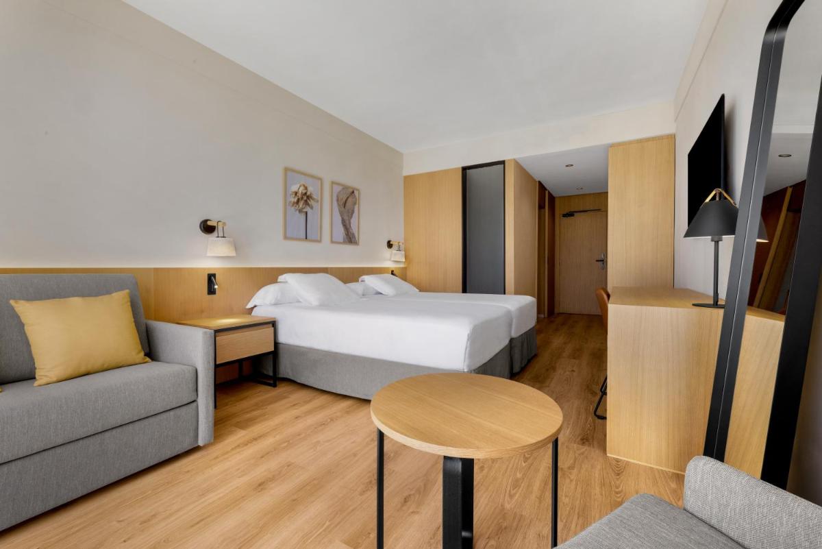Cama o camas de una habitación en Protur Sa Coma Playa Hotel & Spa