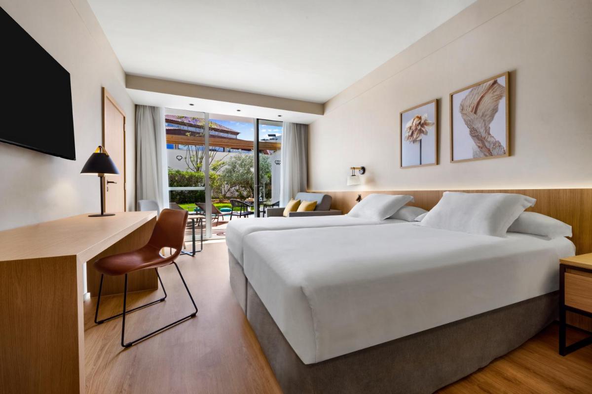 Cama o camas de una habitación en Protur Sa Coma Playa Hotel & Spa