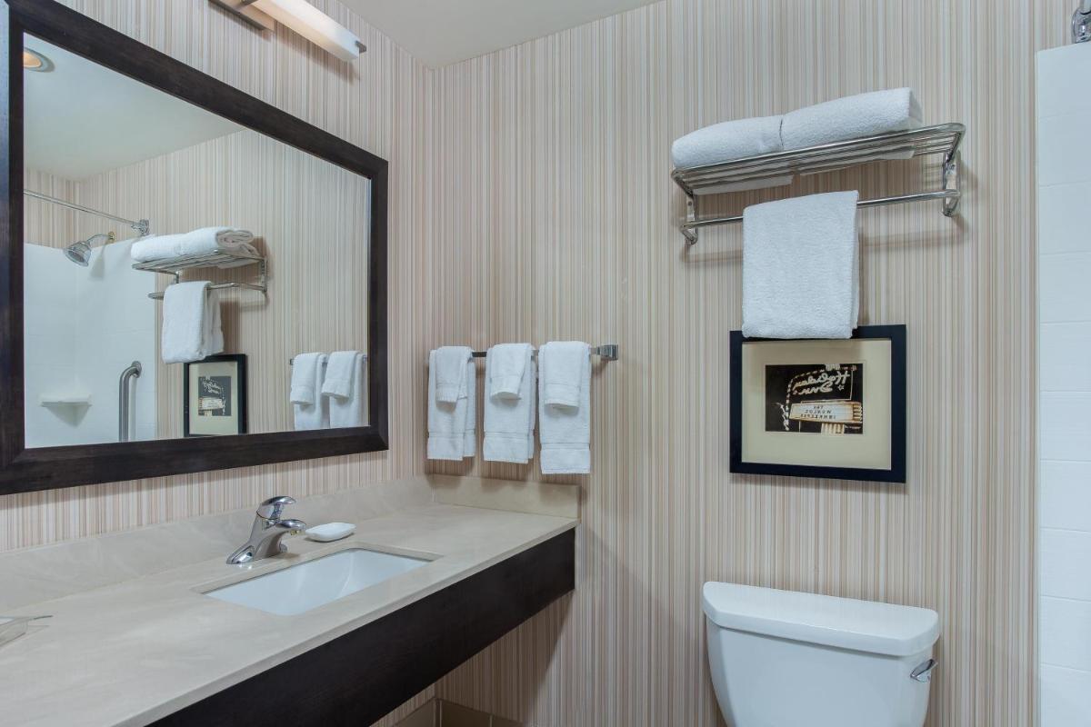 Holiday Inn Louisville Airport - Fair/Expo, an IHG Hotel - Housity