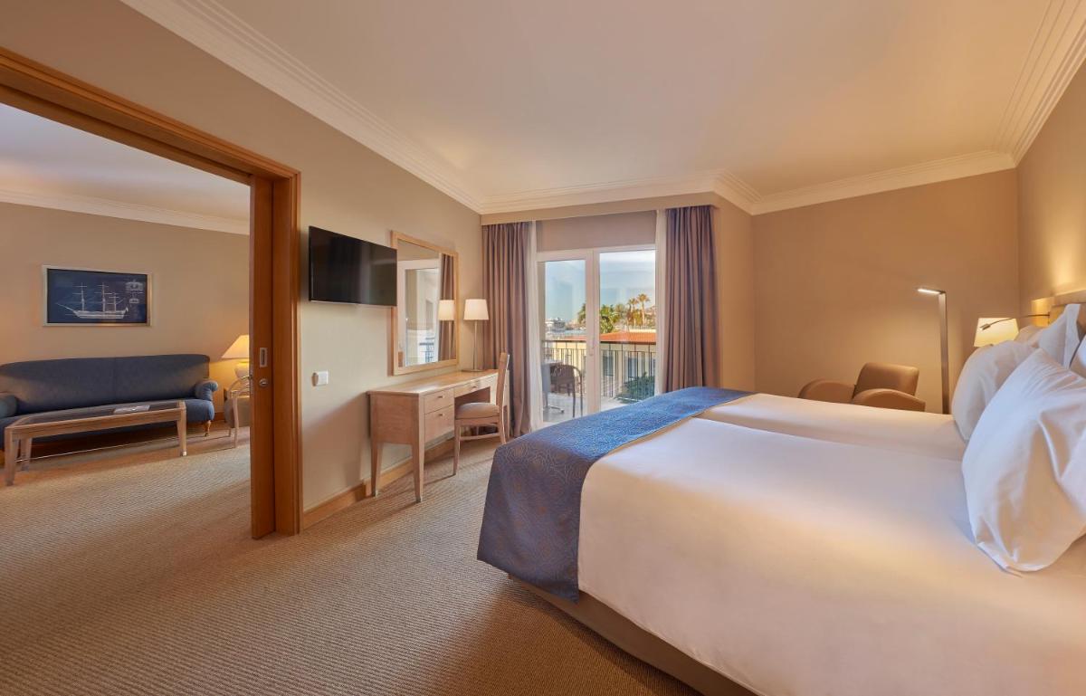 Uma cama ou camas num quarto em PortoBay Santa Maria - Adults Only