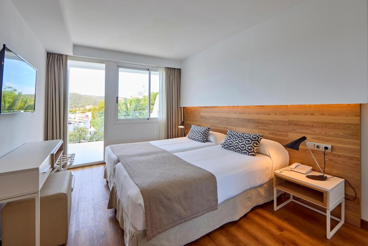 Cama o camas de una habitación en Aparthotel Ponent Mar
